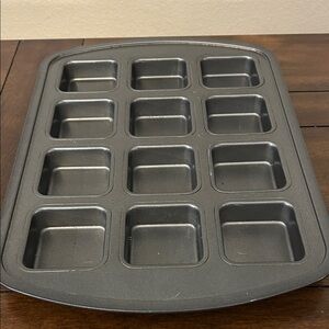 The Pampered Chef Non-Stick 12-Cup Square Brownie Pan